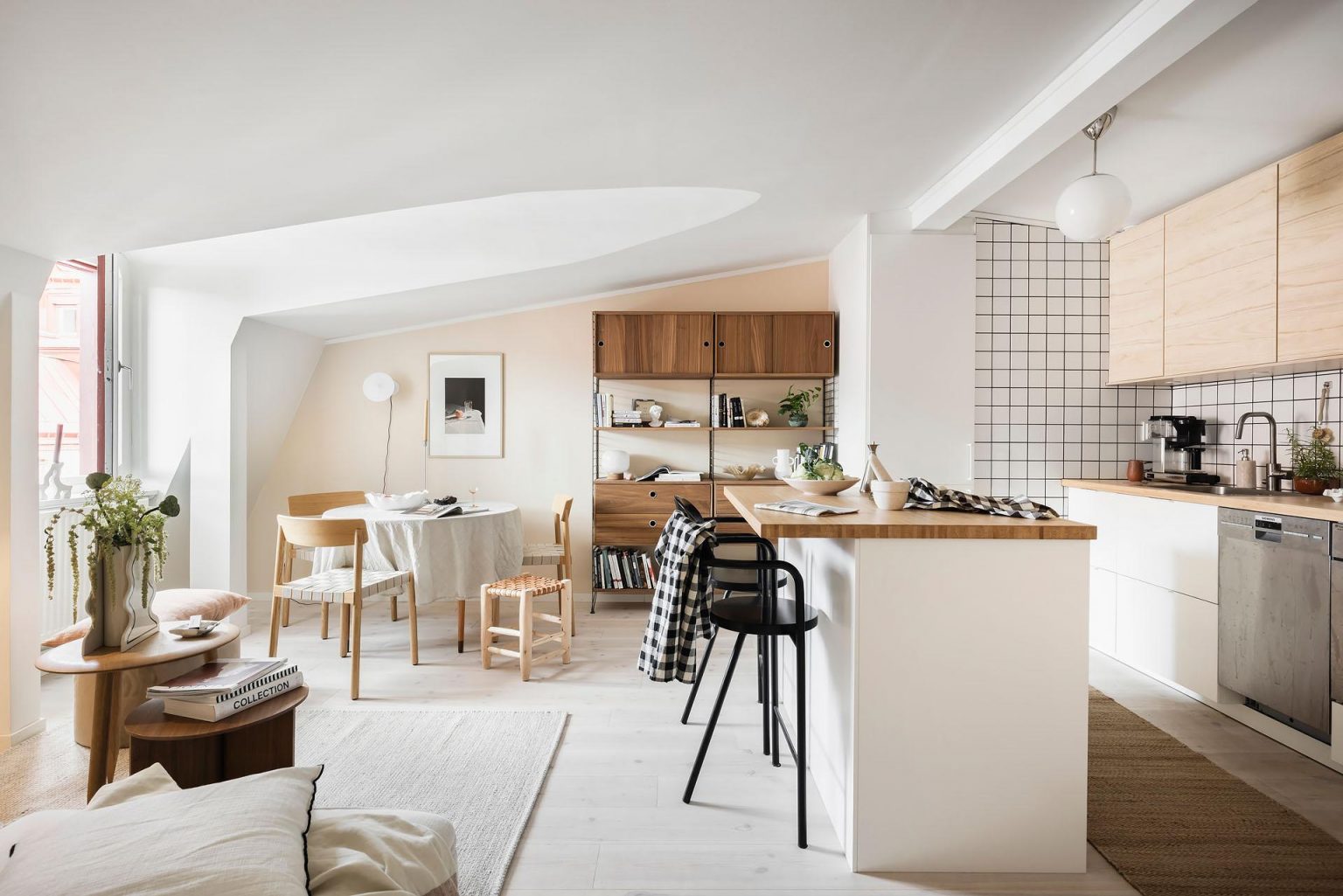 cuisine ouverte et salon décoration scandinave tons naturels deux-pièces 46m2