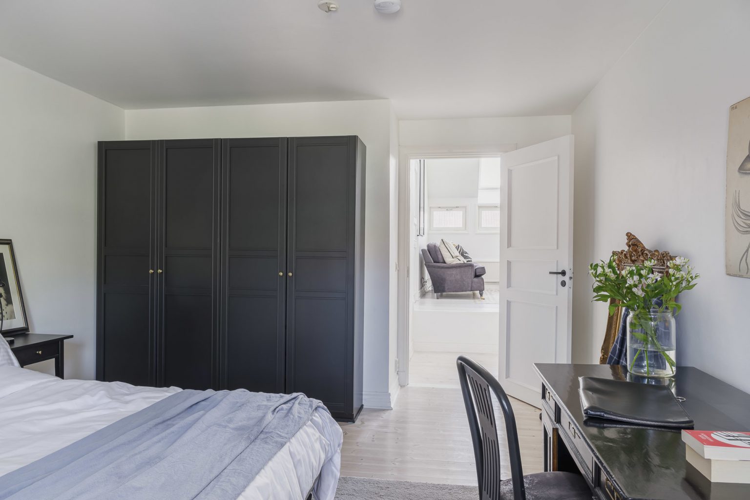 chambre avec espace bureau