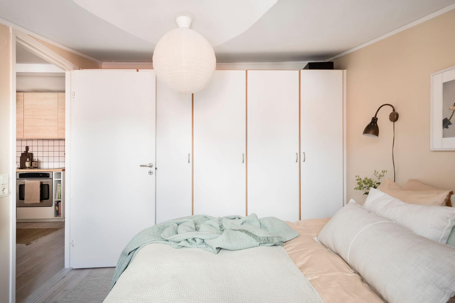 chambre décoration scandinave beige et verte
