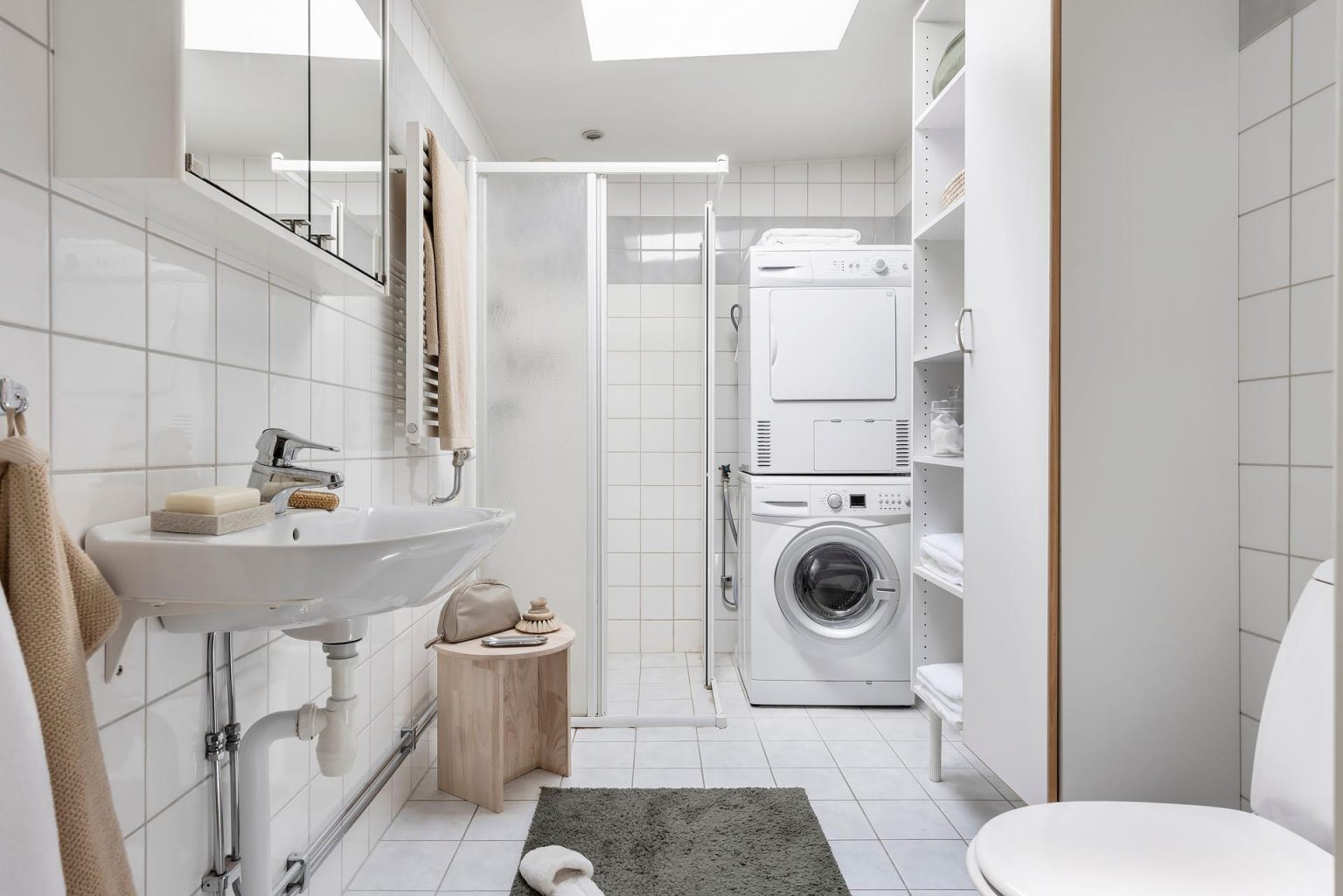 salle de bain blanche avec buanderie