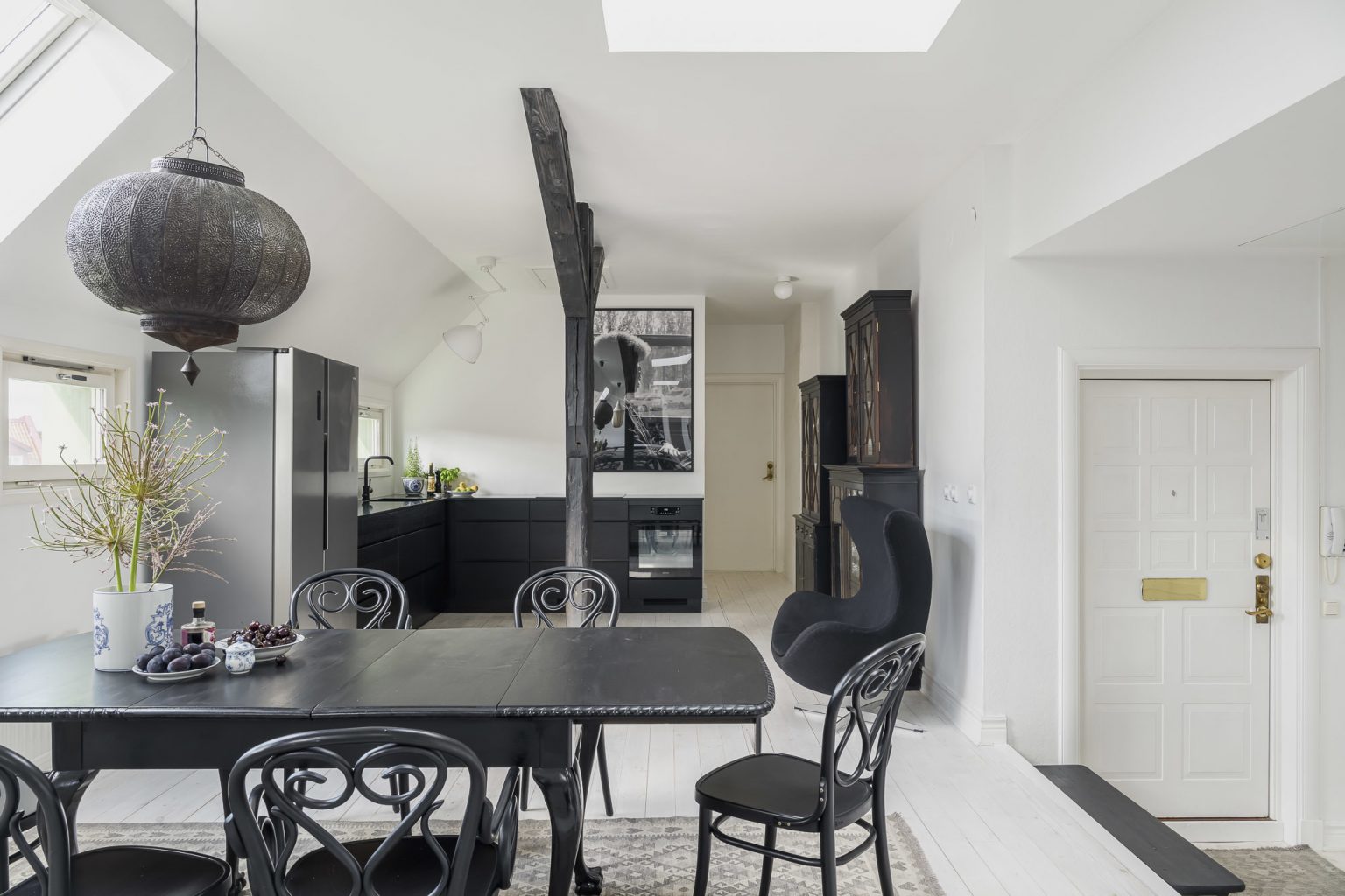 salle à manger et cuisine ouverte appartement mansardé