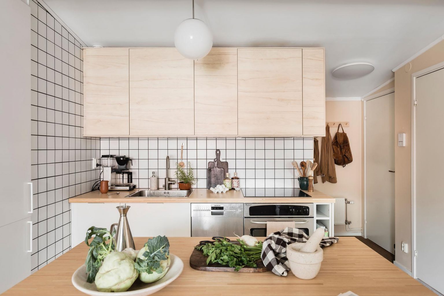 cuisine ouverte bois clair décoration scandinave tons naturels deux-pièces 46m2