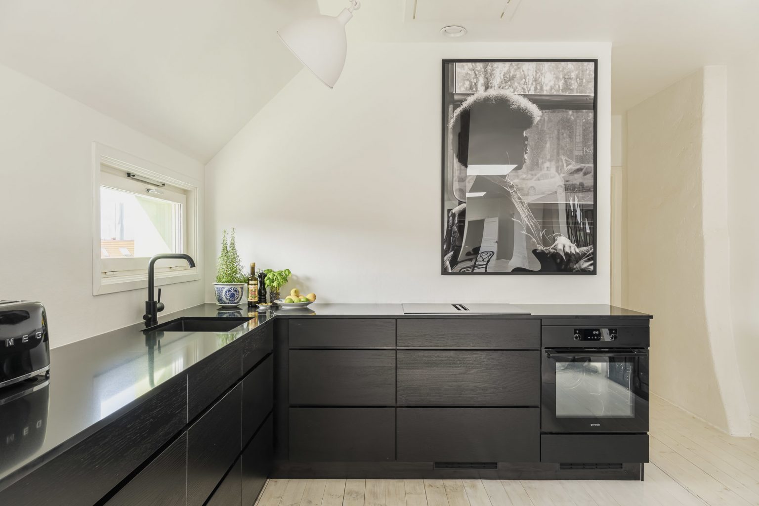 cuisine design noire appartement mansardé