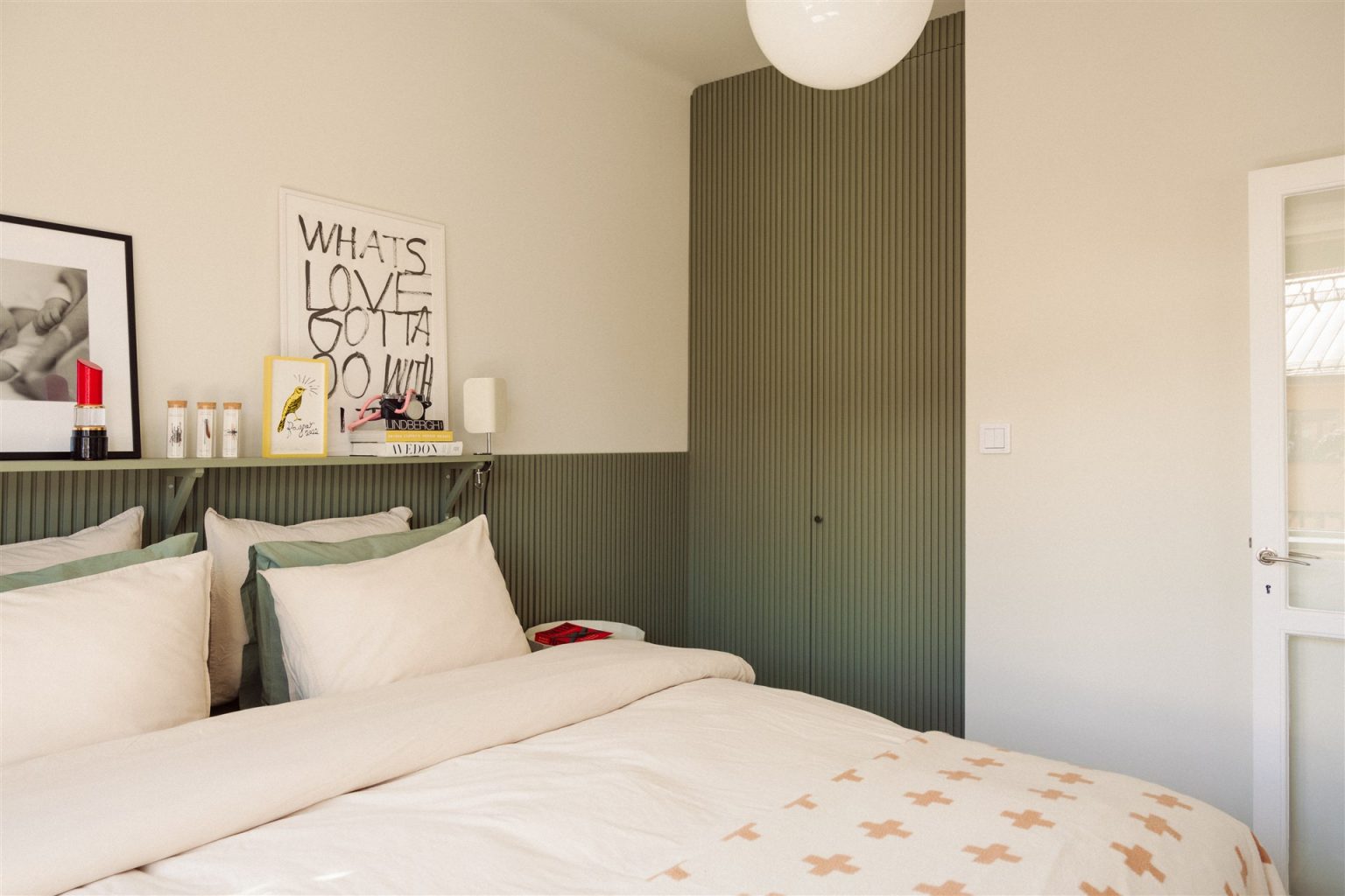 chambre verte et blanche