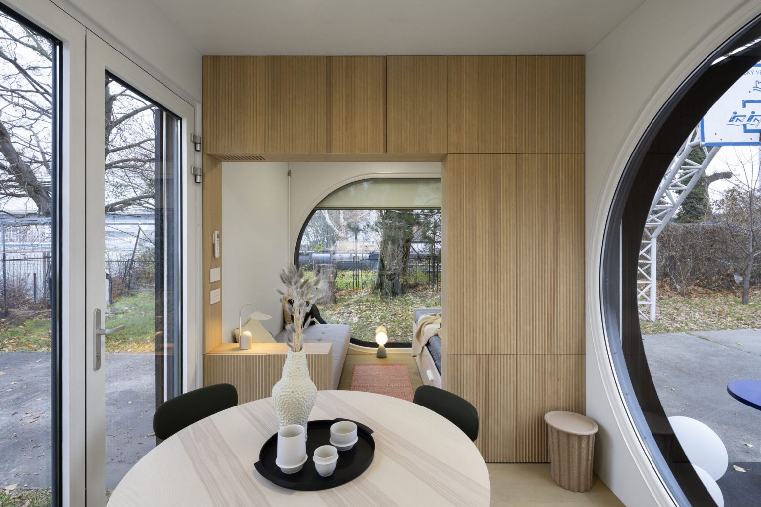 salon et chambre petite maison de 24m2 design et hors reseaux Ecocapsule Box