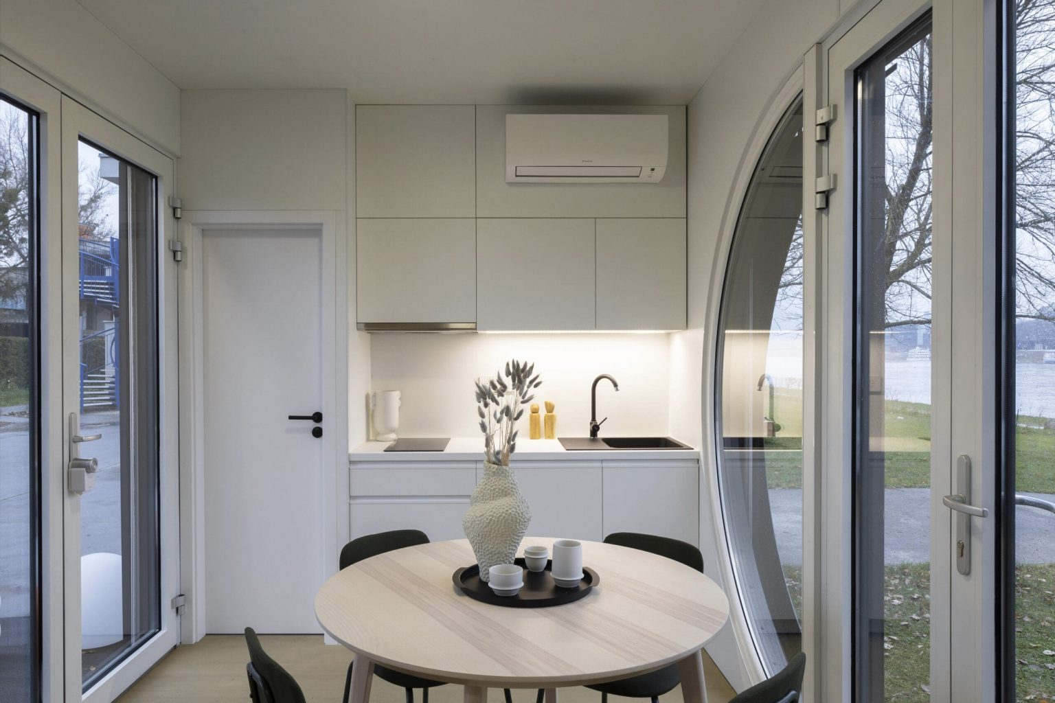 cuisine et salle à manger petite maison de 24m2 design et hors reseaux Ecocapsule Box