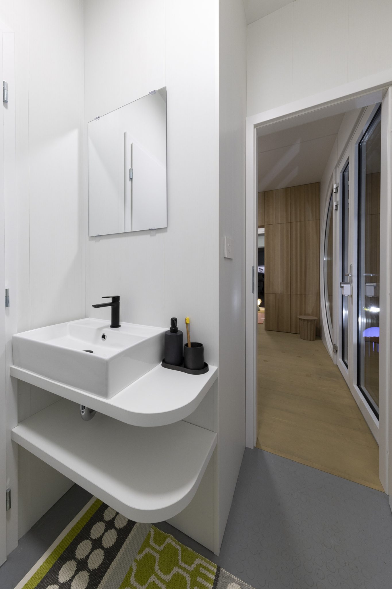 salle d'eau petite maison de 24m2 design et hors reseaux Ecocapsule Box