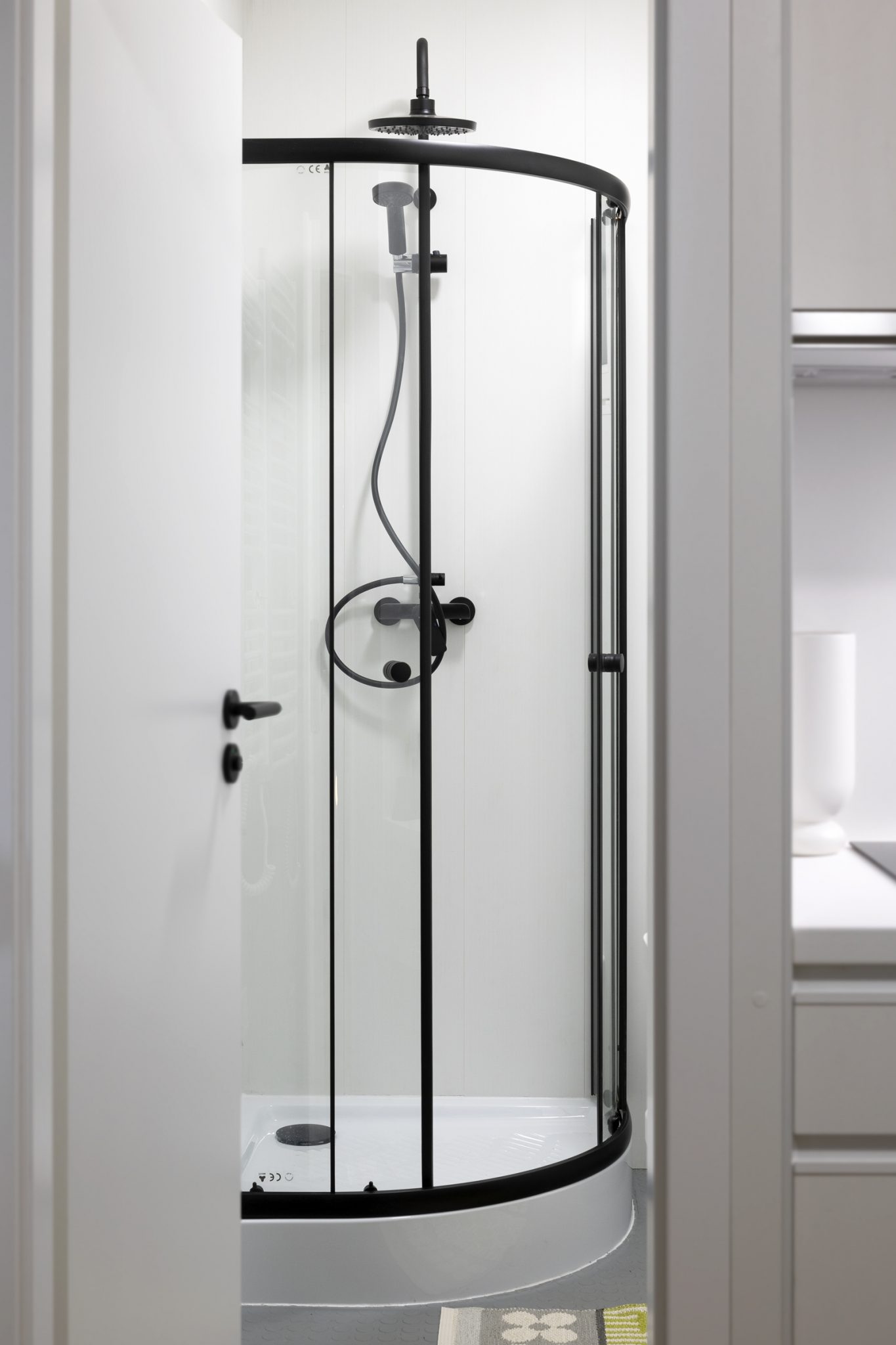 salle d'eau petite maison de 24m2 design et hors reseaux Ecocapsule Box