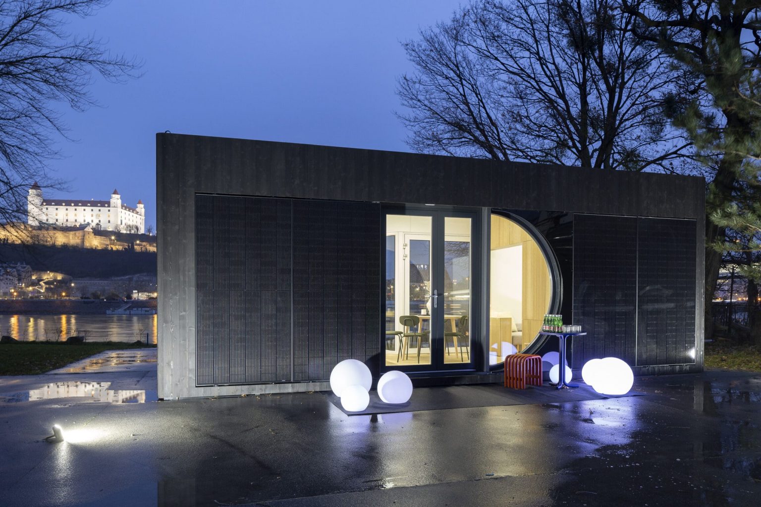 petite maison de 24m2 design et hors reseaux Ecocapsule Box