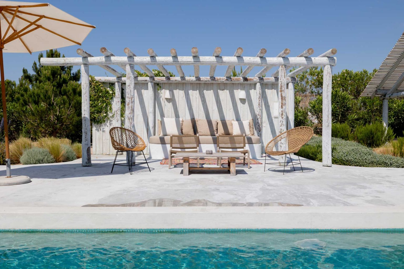 jardin avec piscine et pergola bois rustique
