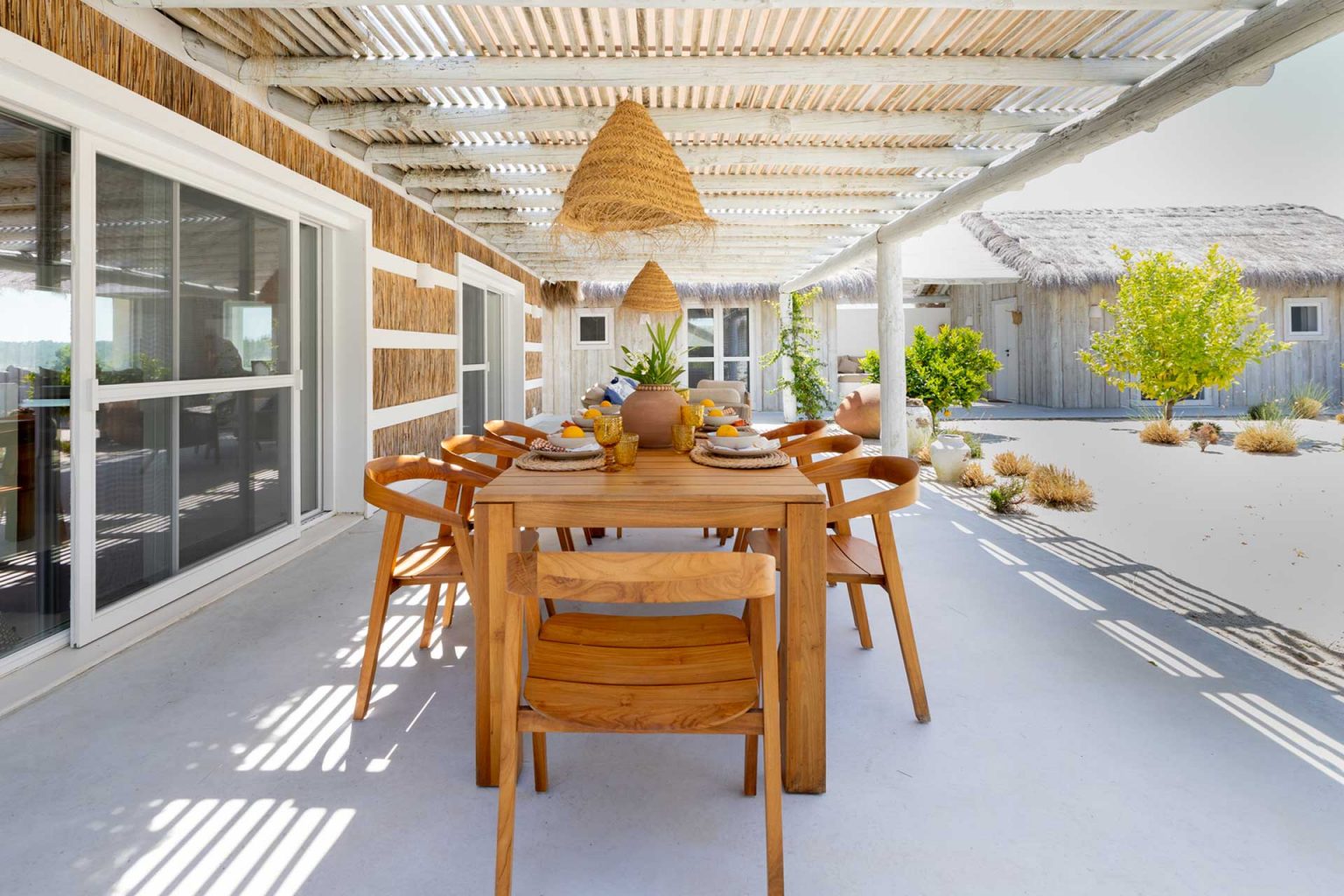 terrasse couverte avec pergola et salle à manger extérieure