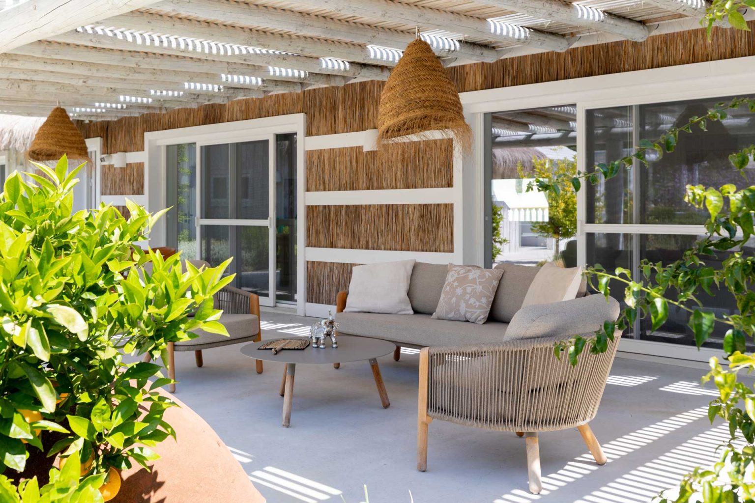 terrasse couverte avec pergola et salon extérieur