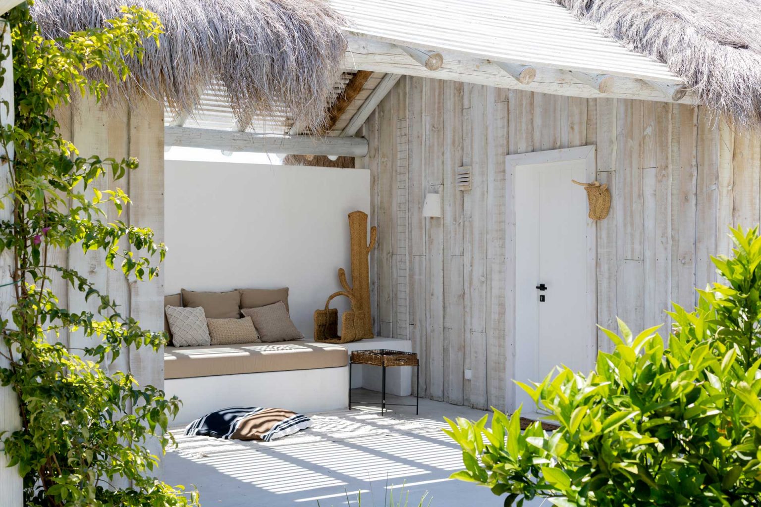 terrasse couverte avec pergola et salon extérieur