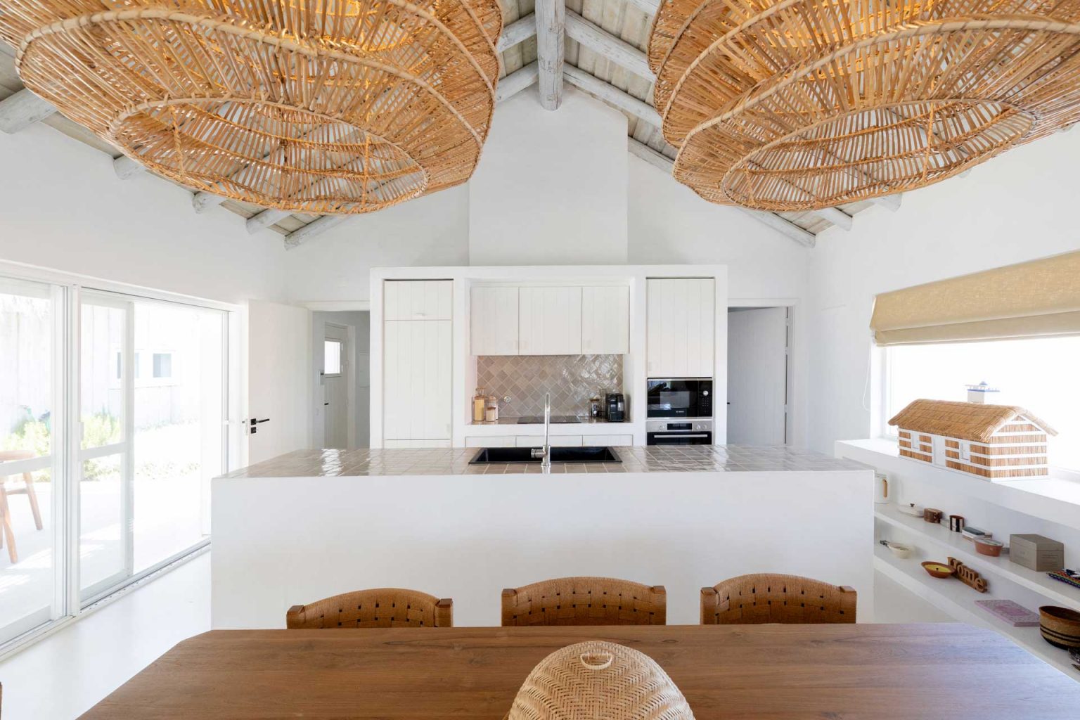 salle à manger et cuisine ouverte avec poutres décoration naturelle