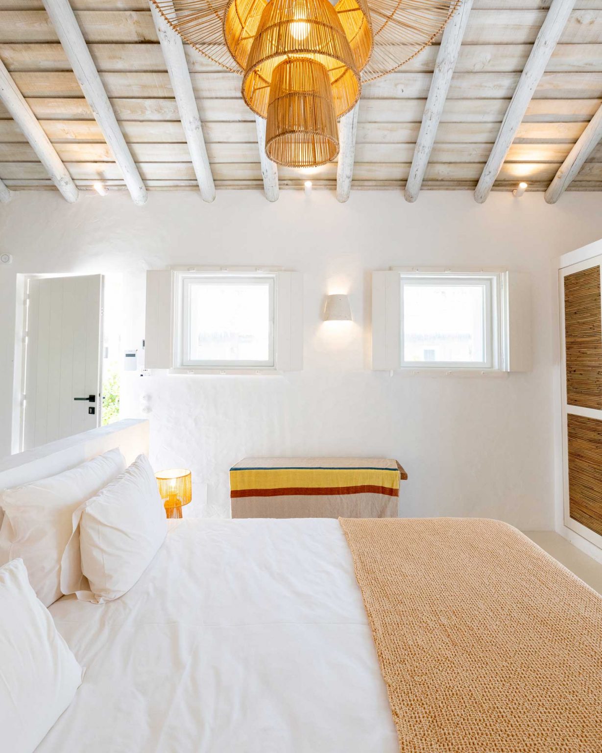 chambre avec poutres décoration naturelle