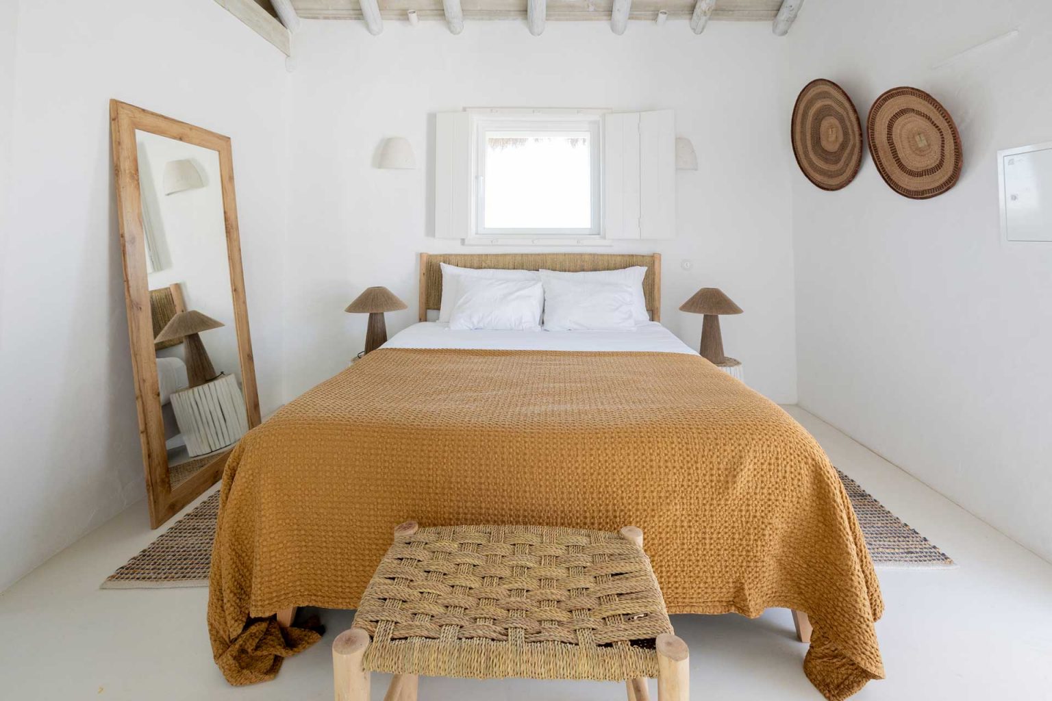 chambre avec poutres décoration naturelle