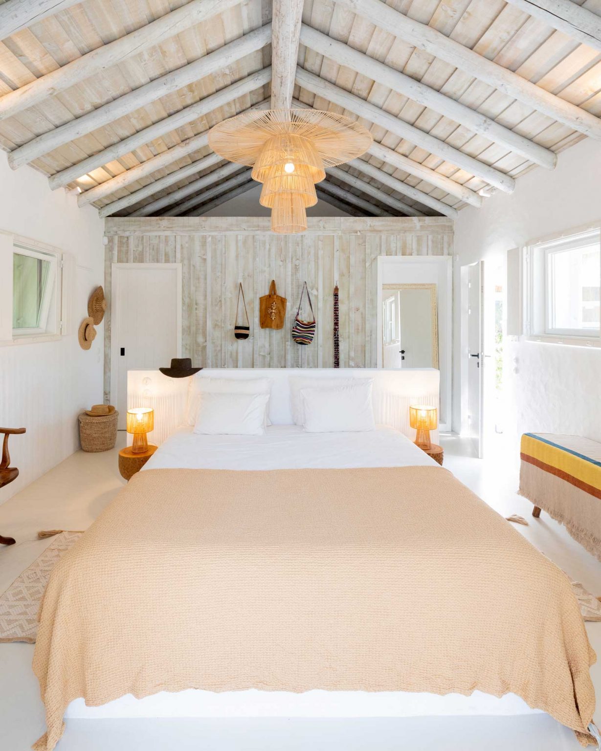 chambre avec poutres décoration naturelle