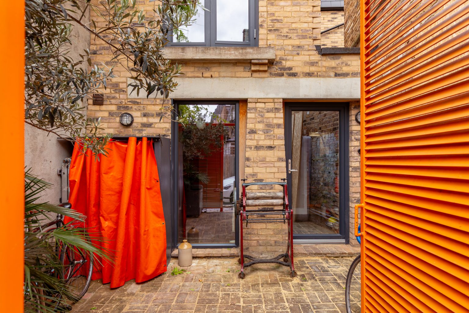 entrée avec porte métal orange maison Londres