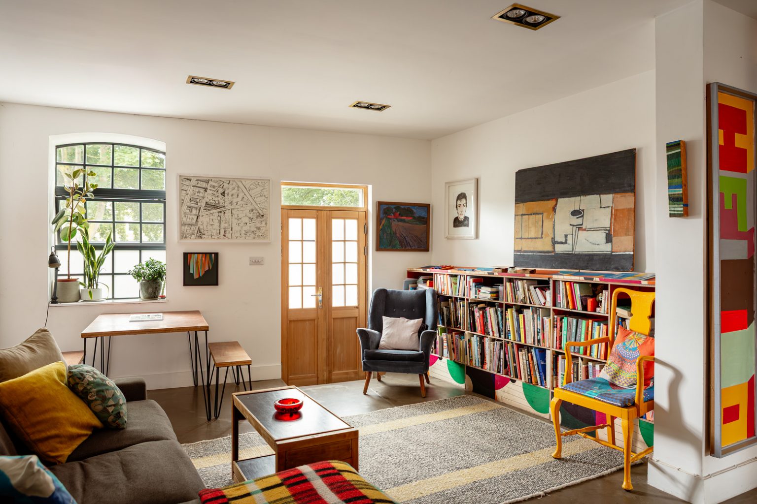salon maison pop sur trois niveaux rénovée par architectes Londres