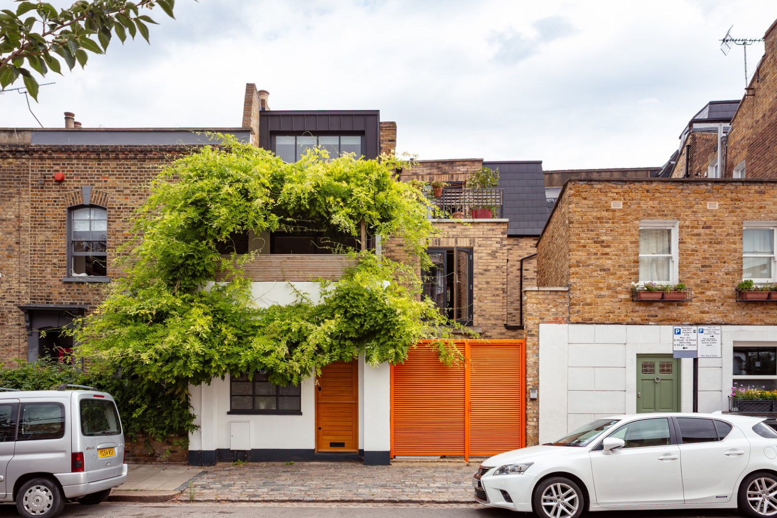 entrée avec porte métal orange maison Londres