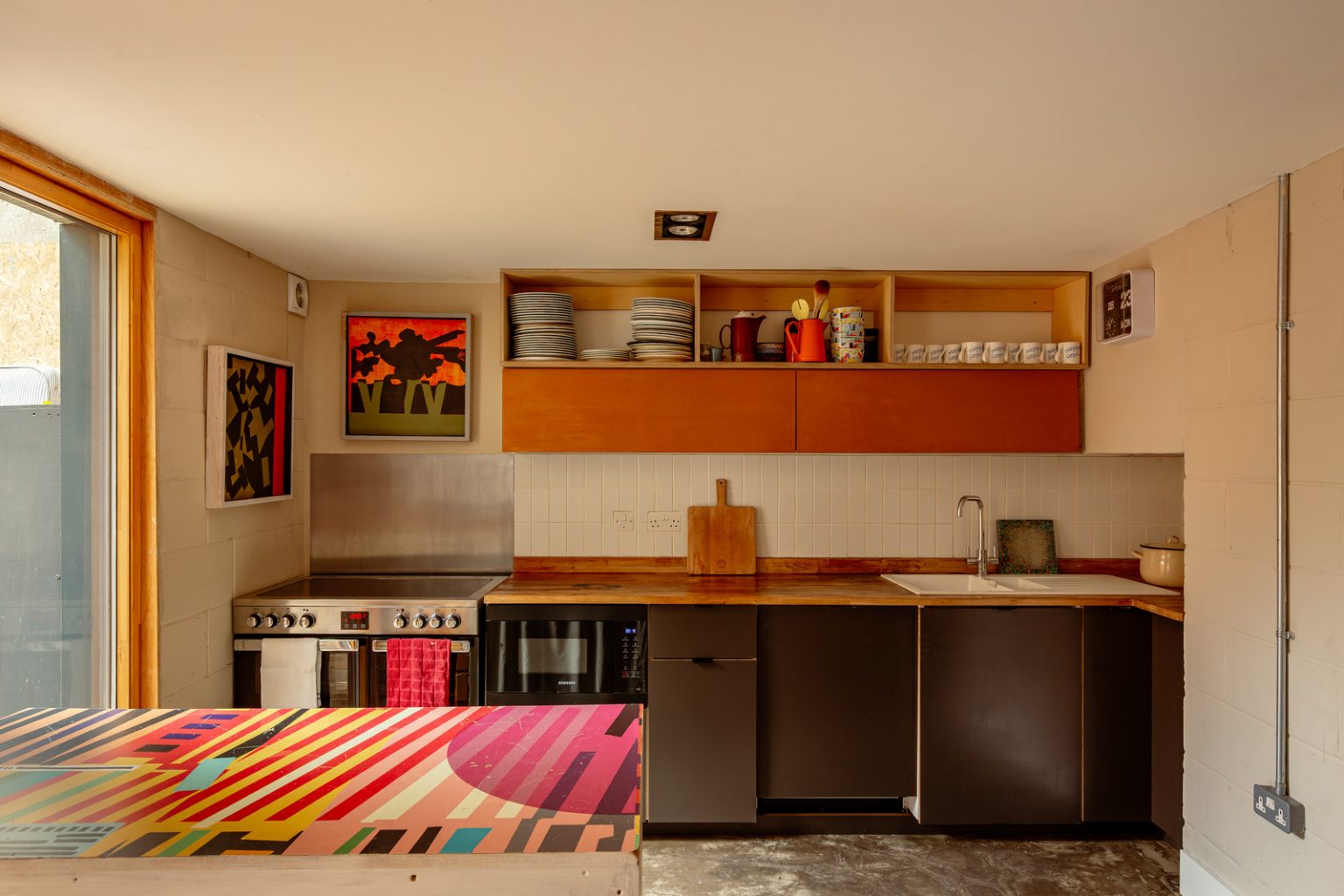 cuisine maison pop sur trois niveaux rénovée par architectes Londres
