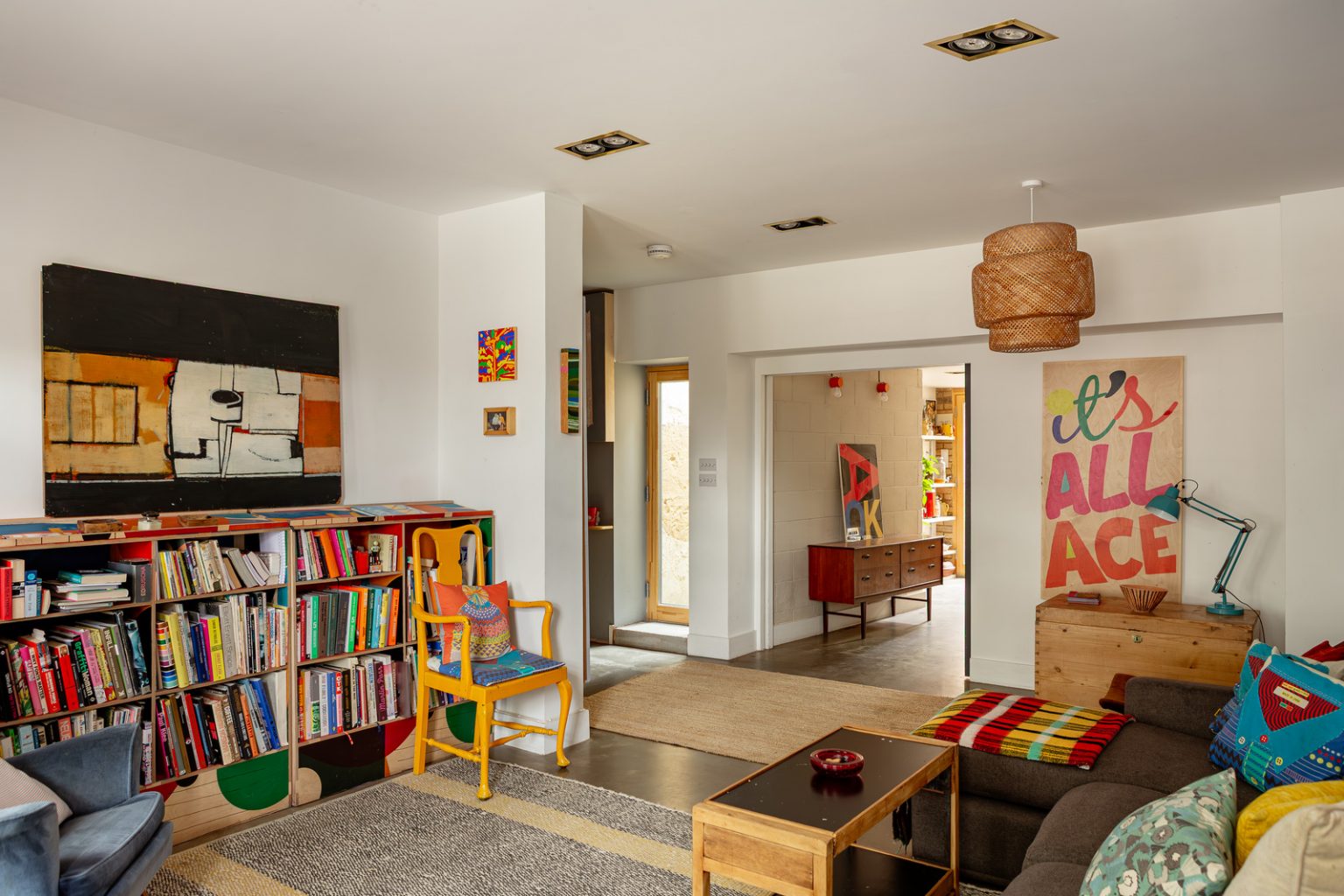 salon maison pop sur trois niveaux rénovée par architectes Londres