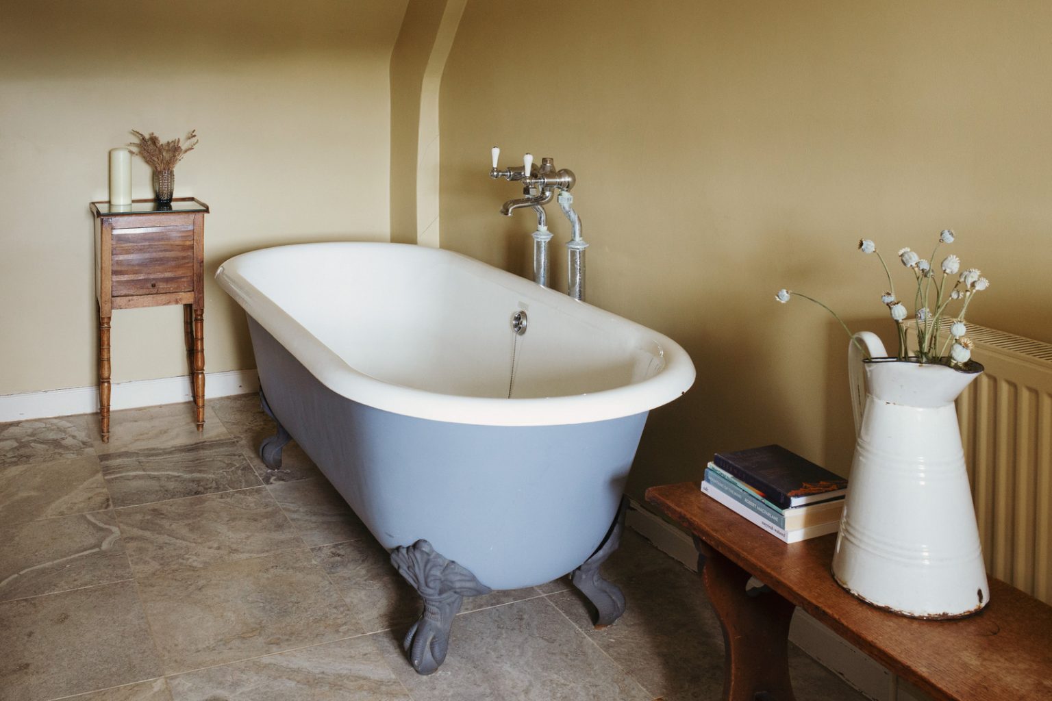 salle de bain avec baignoire pattes de lion rétro