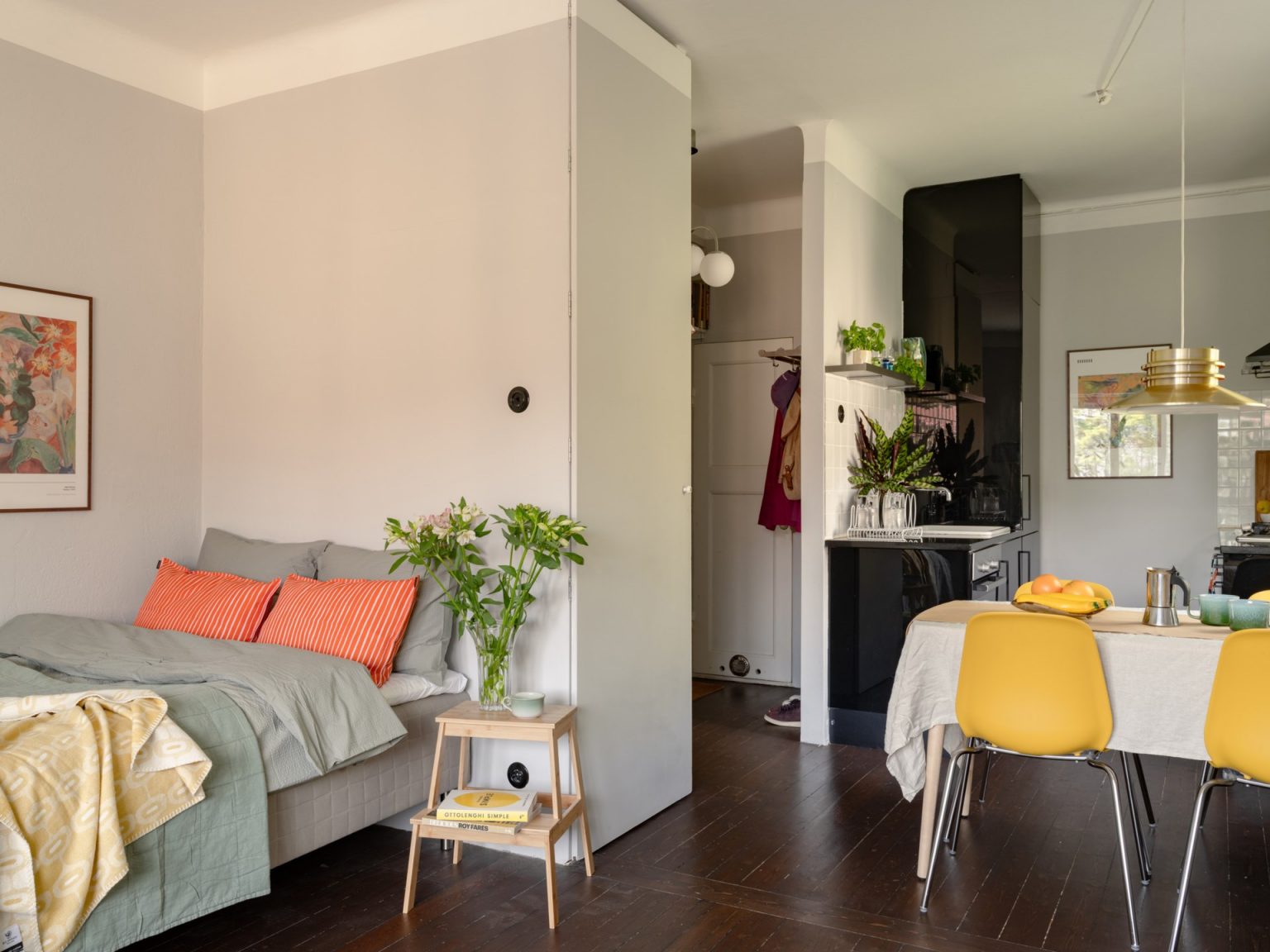 cuisine et espace chambre studio 29m2 décoration colorée et vintage