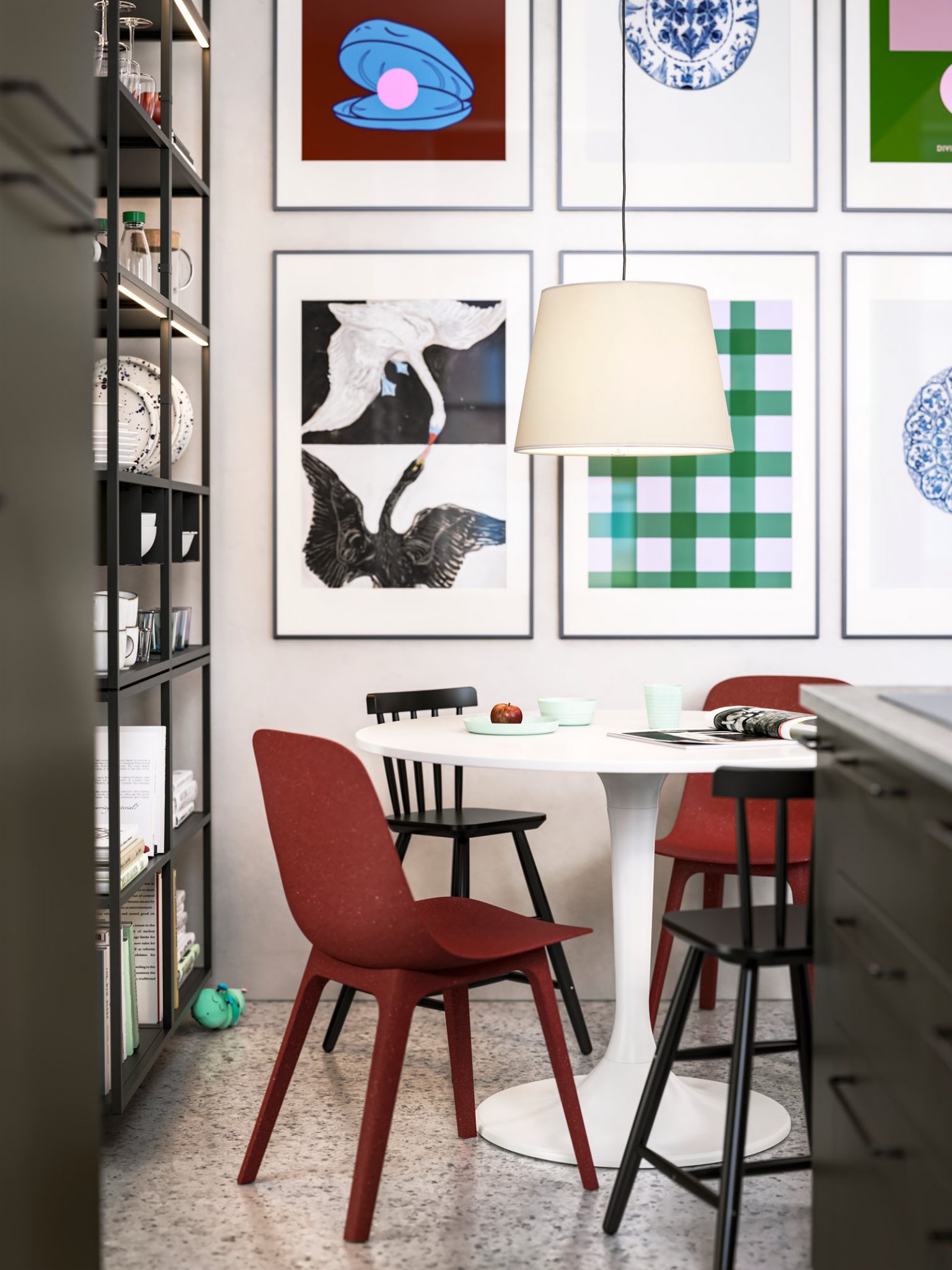 coin repas avec chaises rouges design et table pied tulipe dans cuisine Metod IKEA