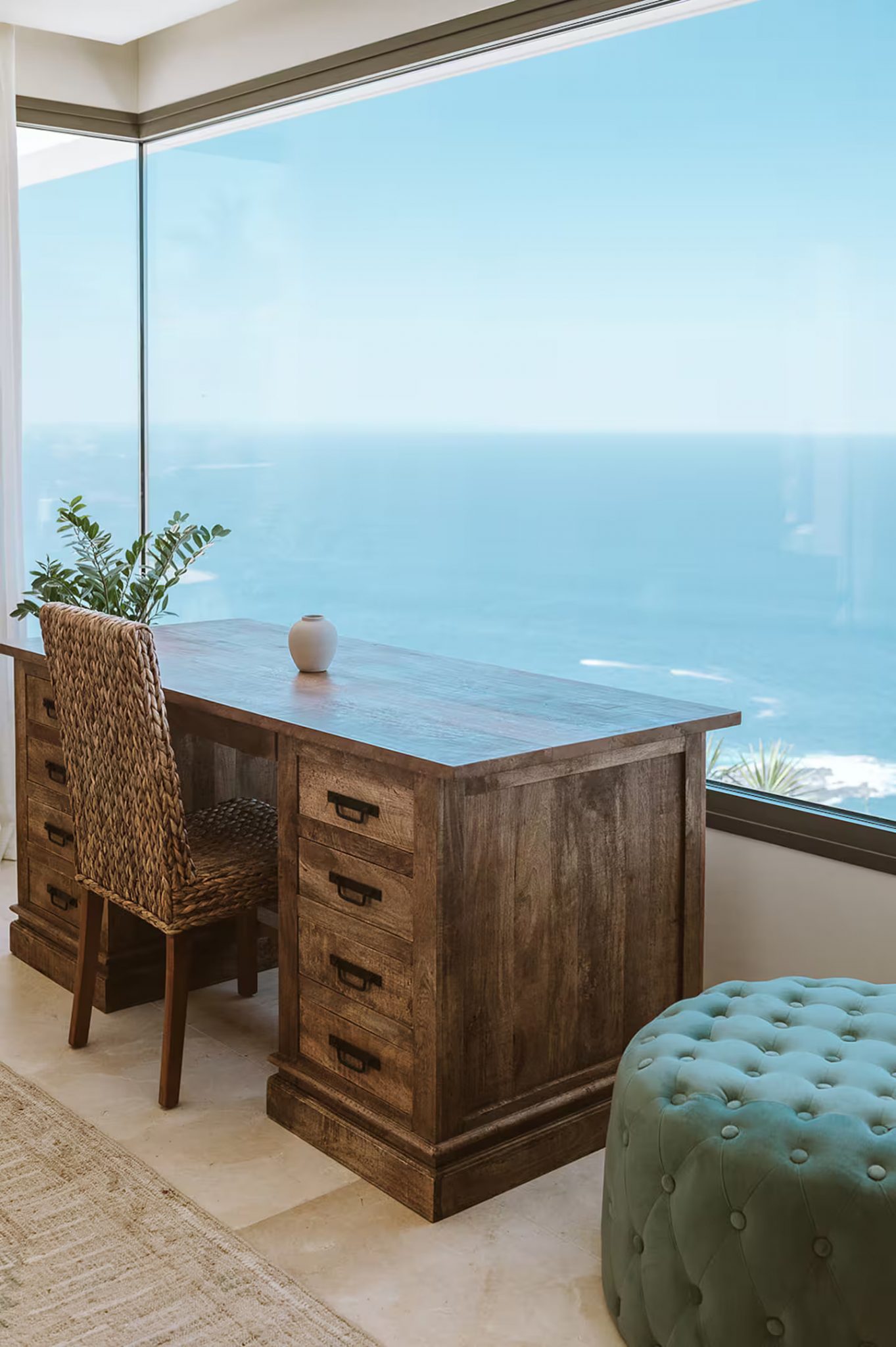 bureau devant baie vitrée vue mer