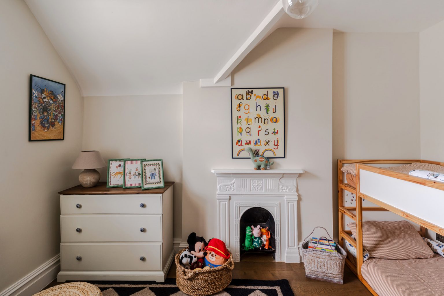 chambre d'enfant avec cheminée ancienne