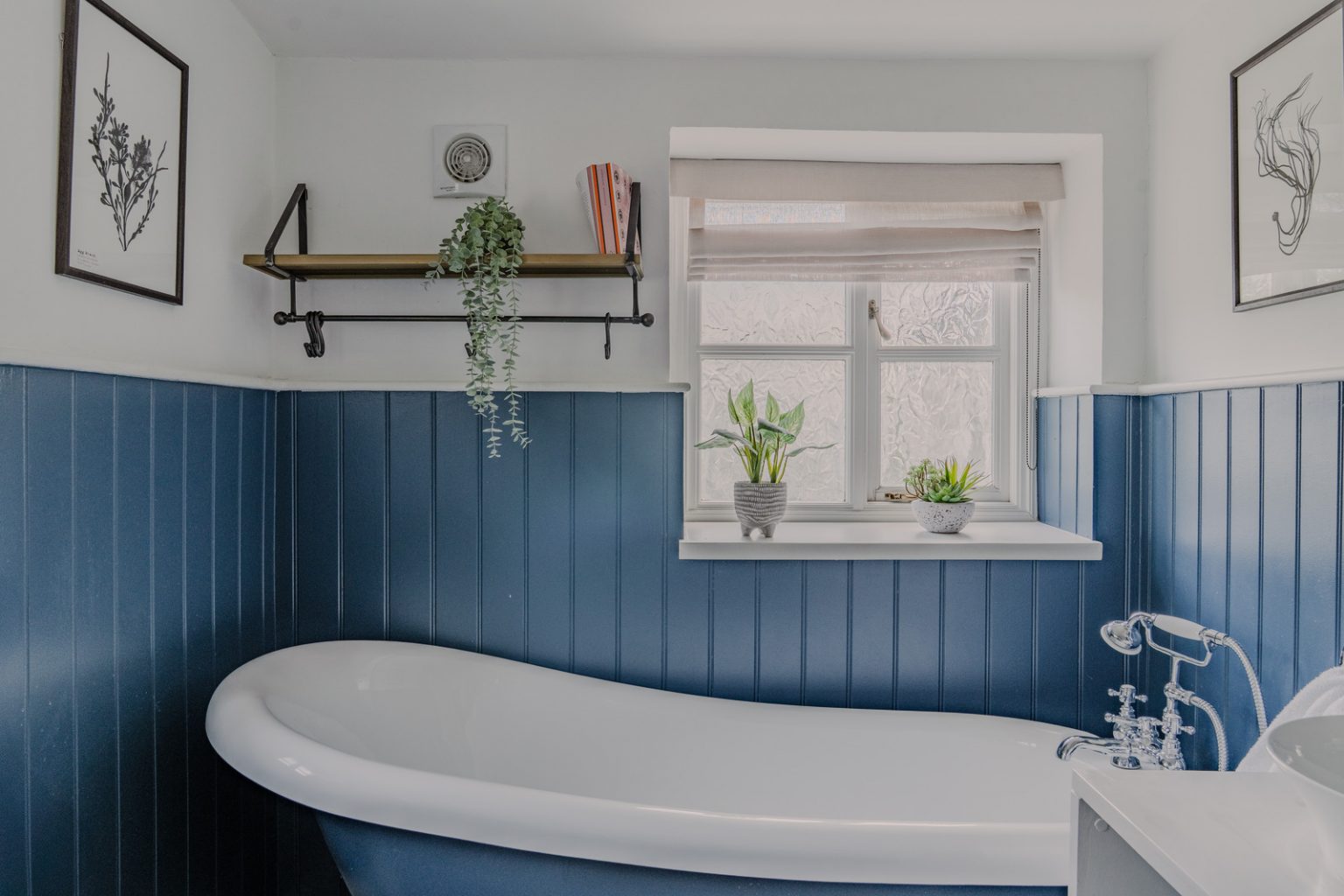 salle de bain rétro bleue et blanche