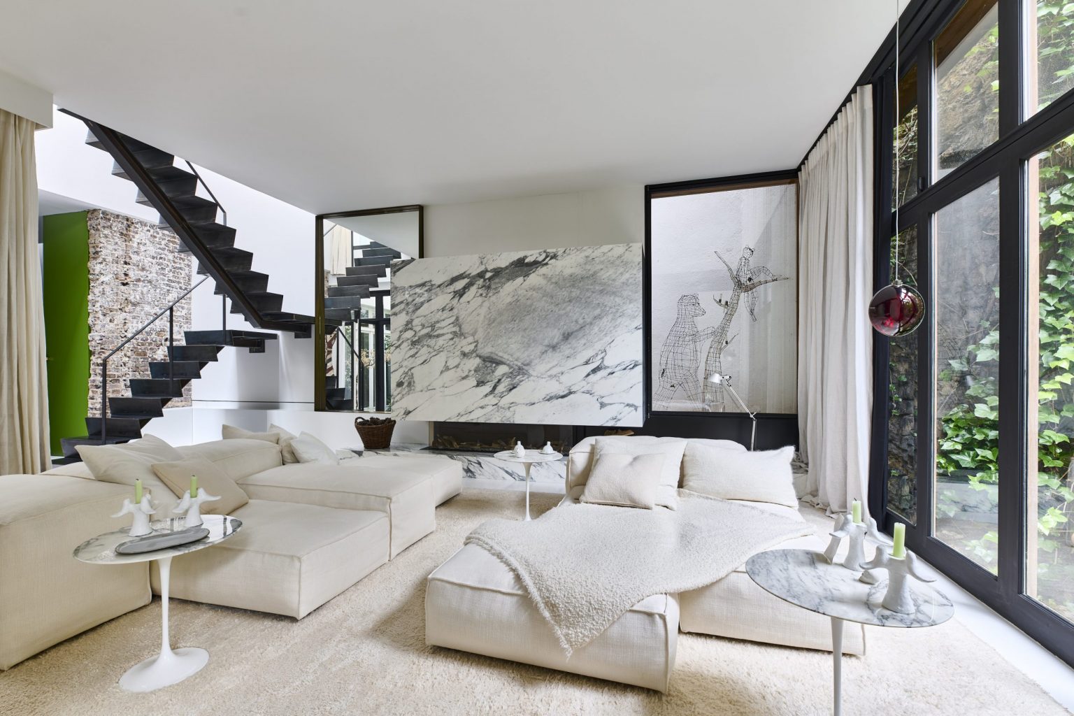 salon avec cheminée marbre design appartement en duplex Paris © Julien Krede