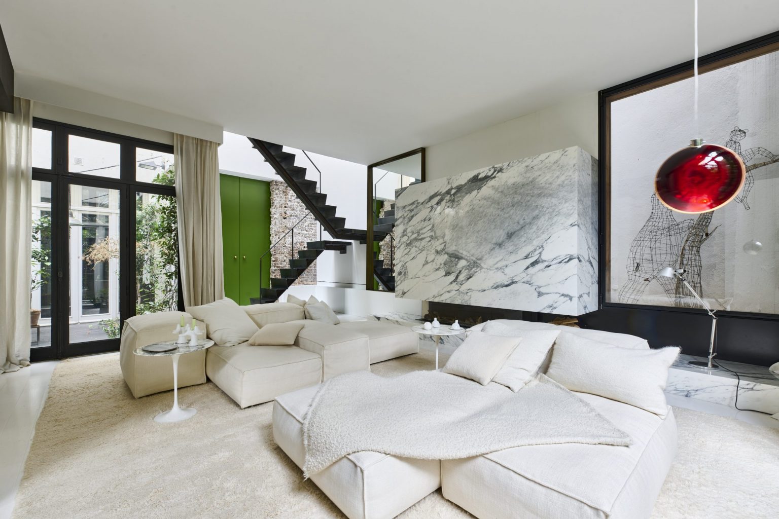 salon avec cheminée marbre design appartement en duplex Paris © Julien Krede