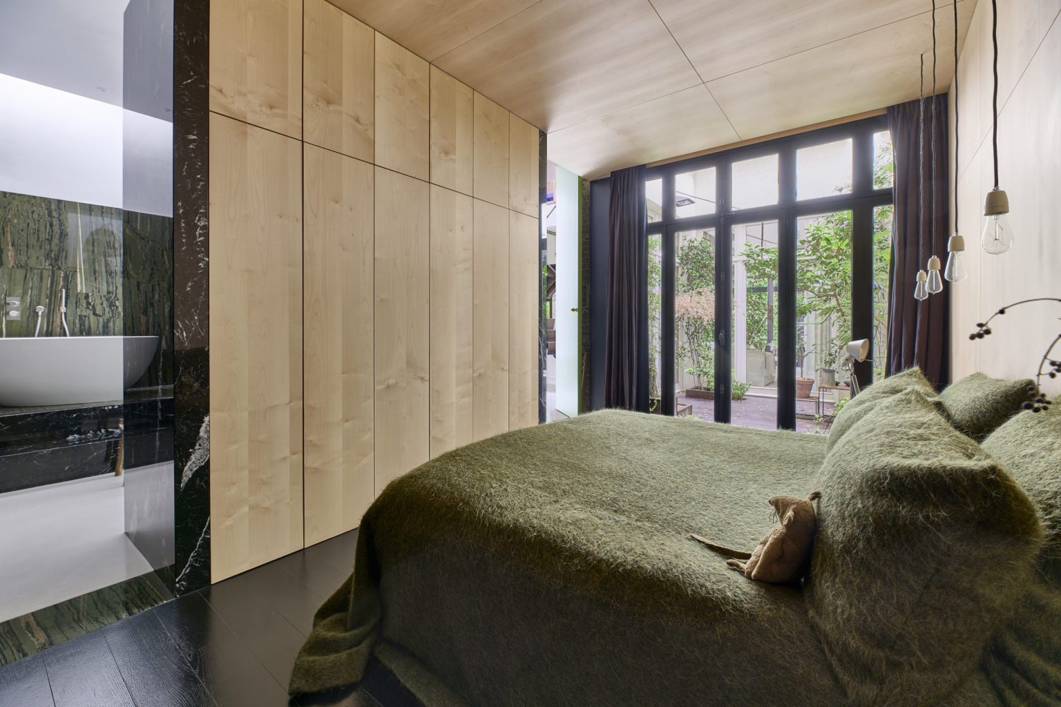 chambre design avec dressing et salle de bain marbre © Julien Krede