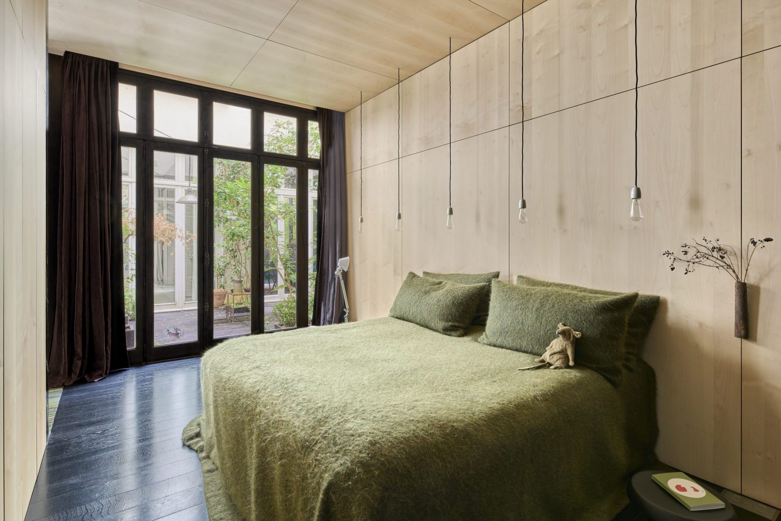 chambre design avec dressing et salle de bain marbre © Julien Krede