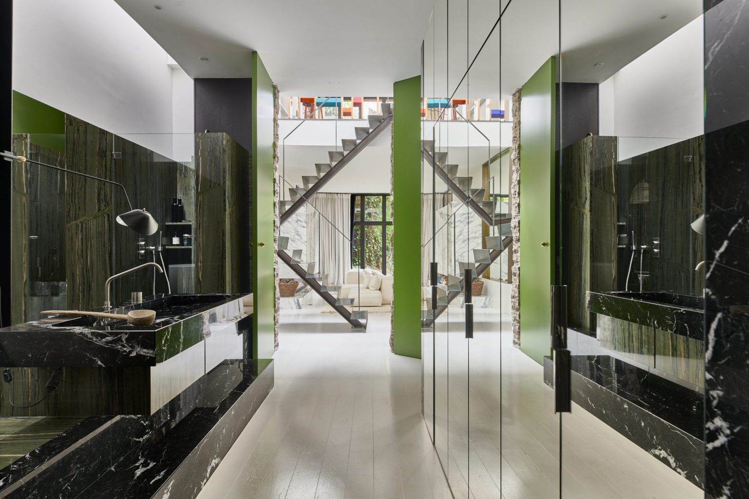 cuisine marbre noire design appartement en duplex Paris © Julien Krede