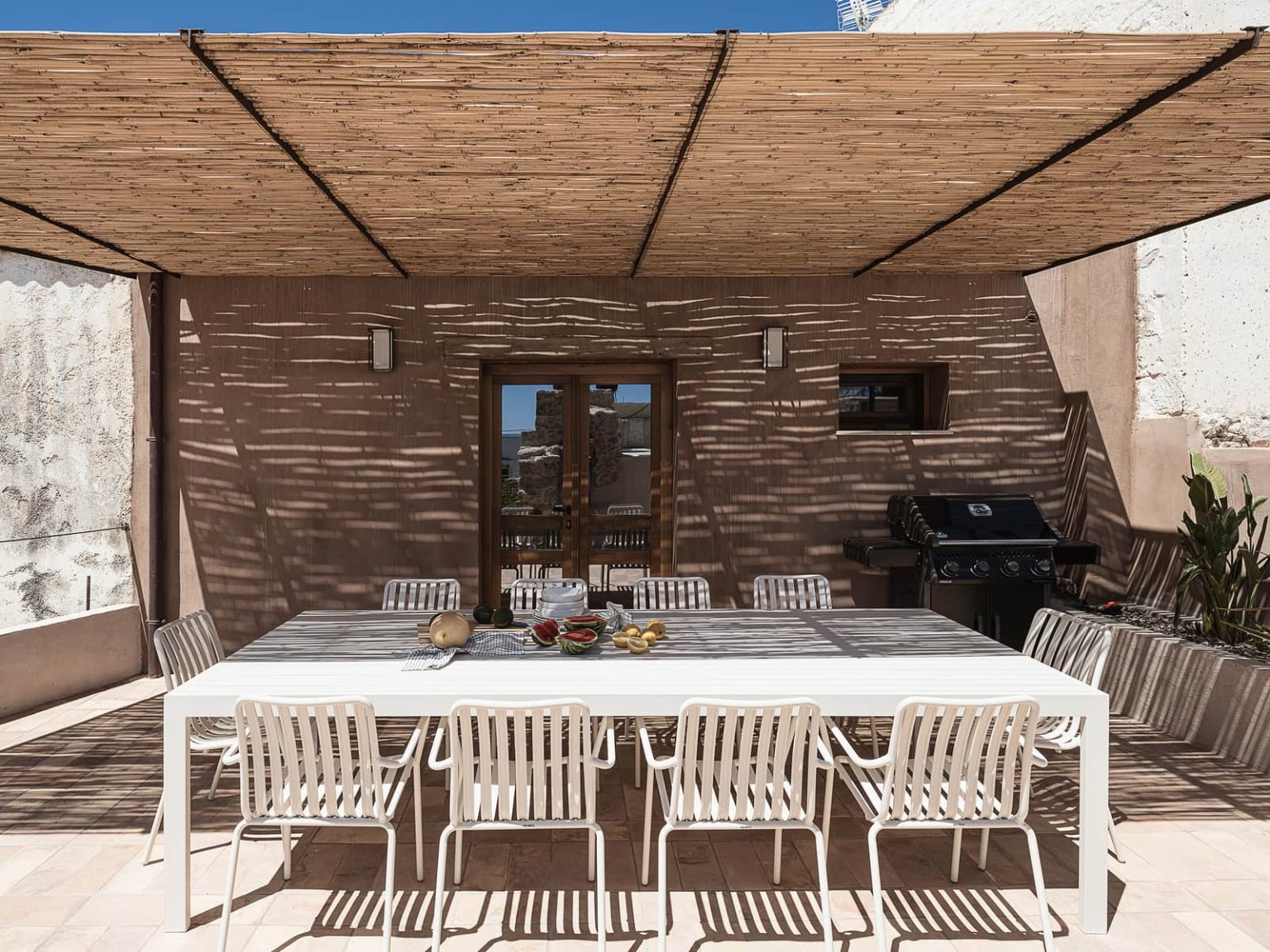 terrasse avec pergola acier maison en pierres avec piscine en Crète Corte Interna
