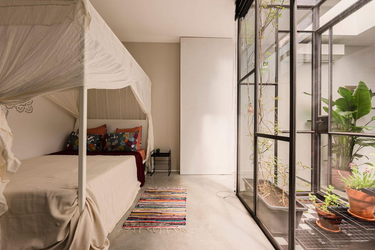 chambre avec lit baldaquin et terrasse