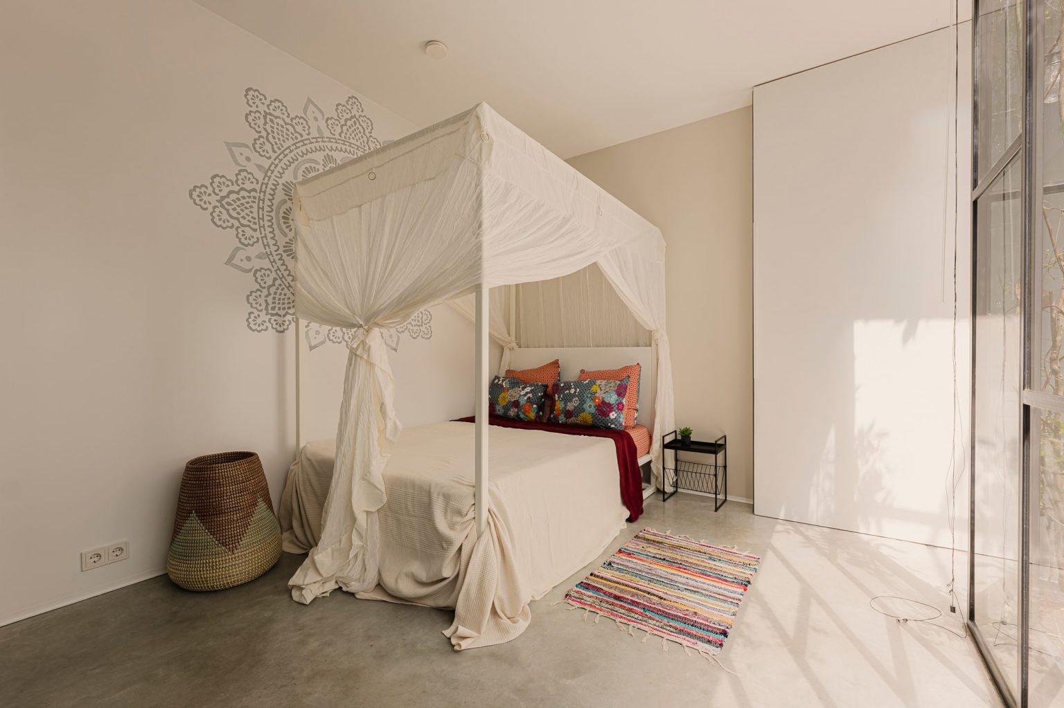 chambre avec lit baldaquin et terrasse