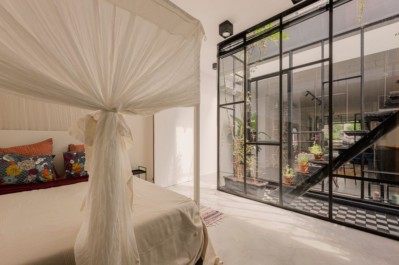 chambre avec lit baldaquin et terrasse