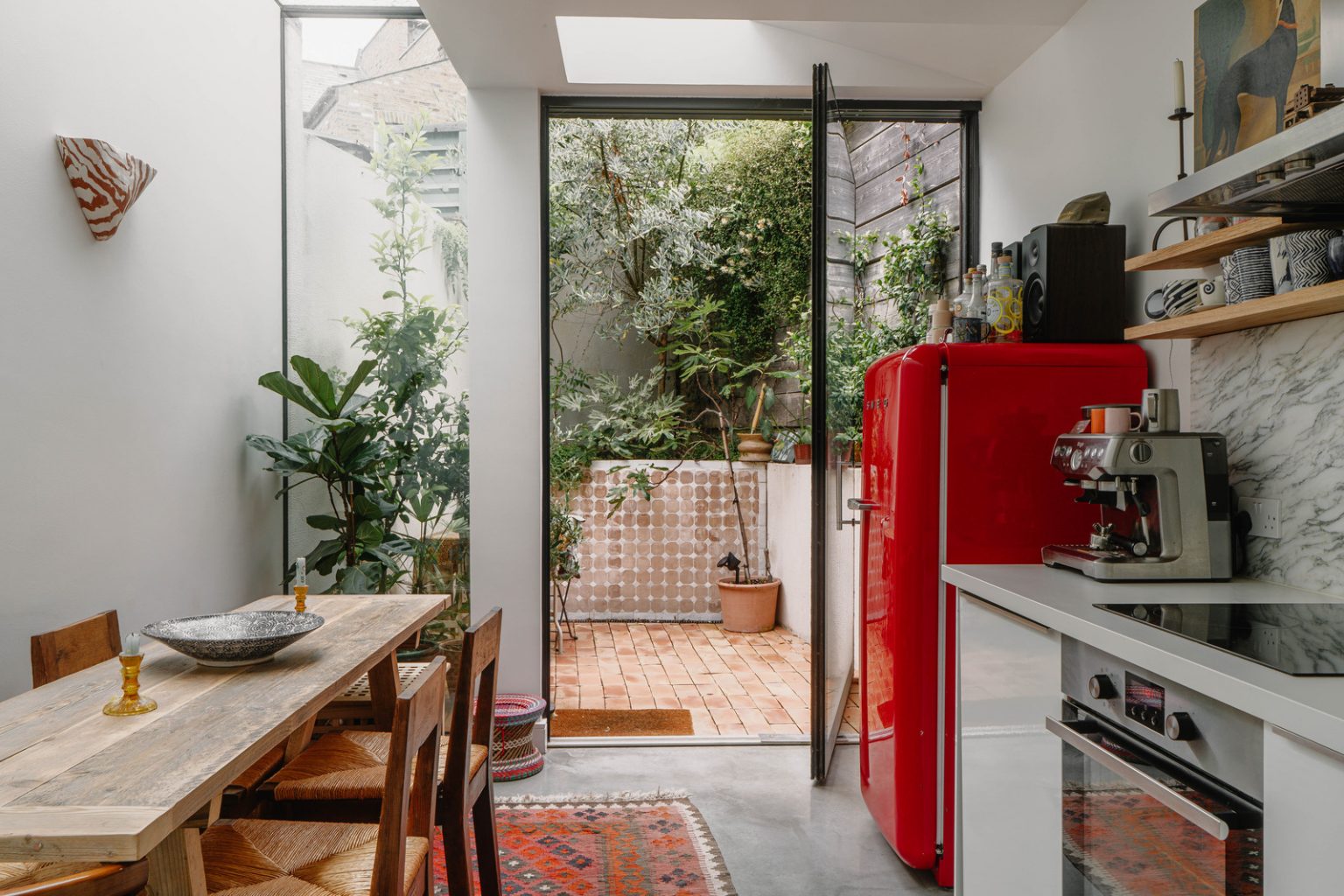 cuisine frigo smeg rouge sol béton appartement 46m2
