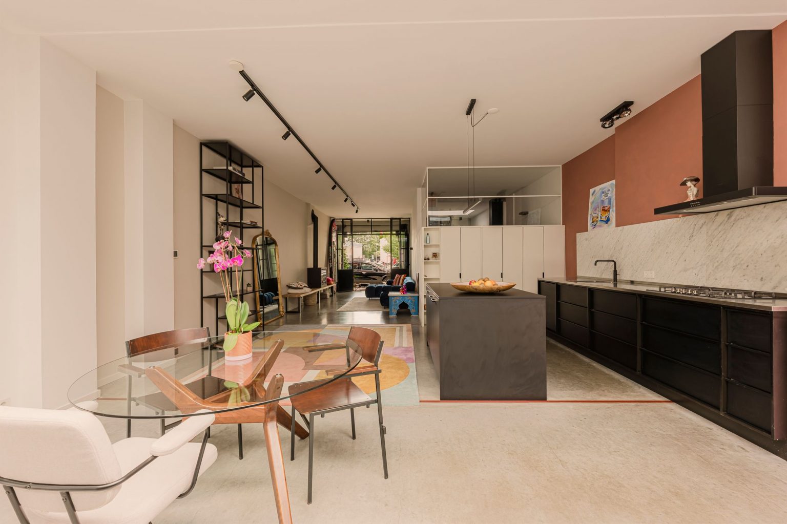 cuisine ouverte et salle à manger décoration design loft avec terrasse