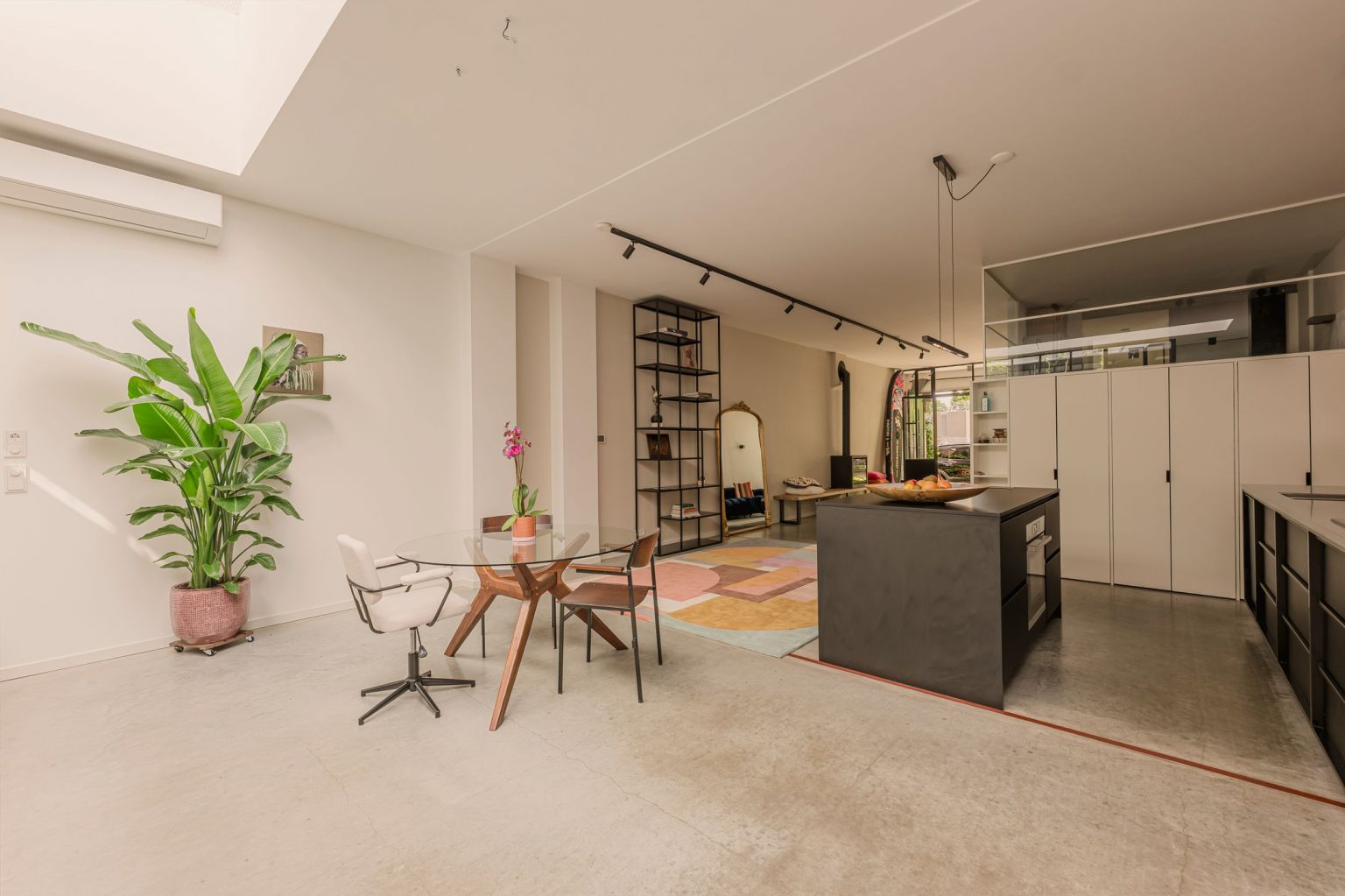 cuisine ouverte et salle à manger décoration design loft avec terrasse