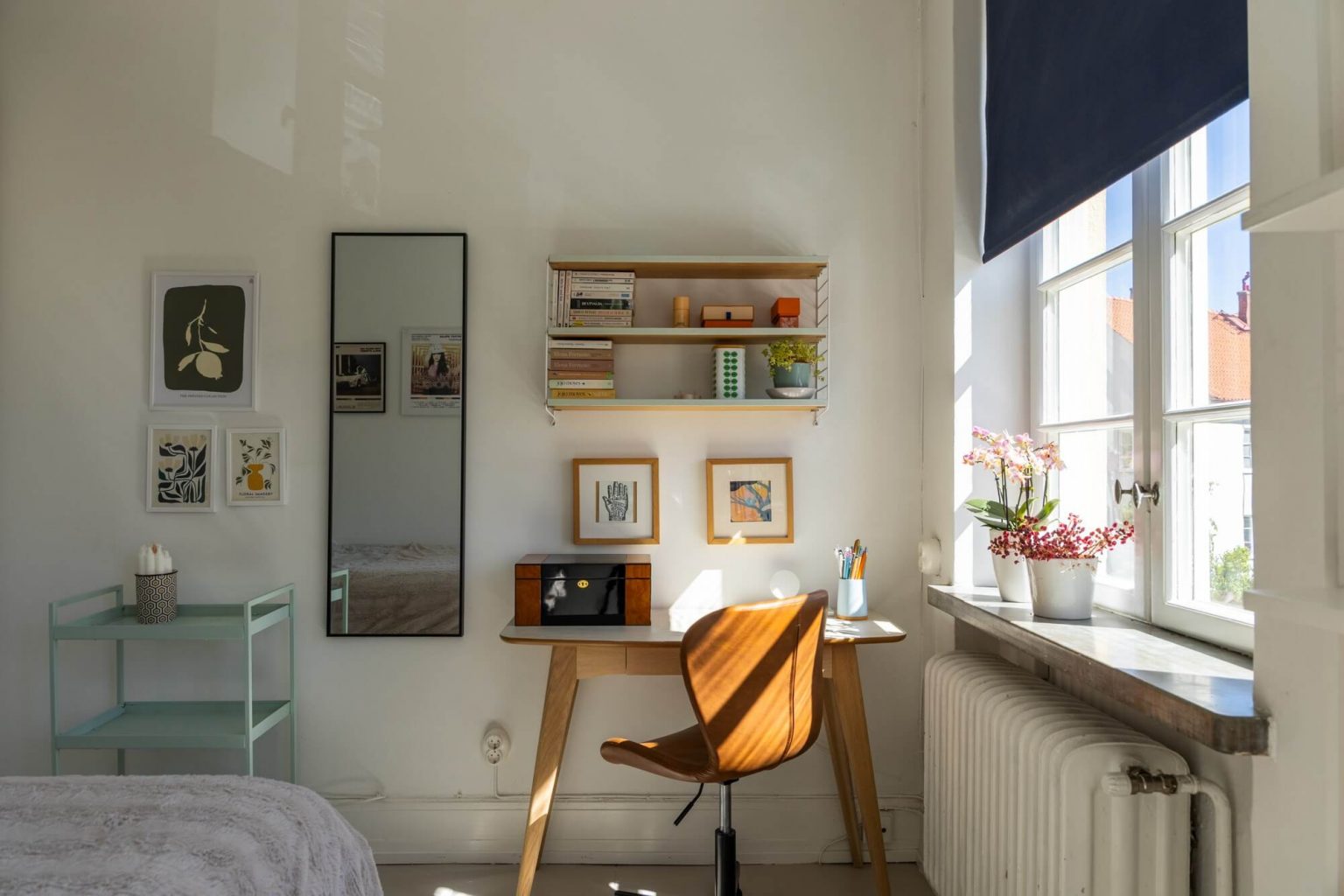 chambre avec espace bureau