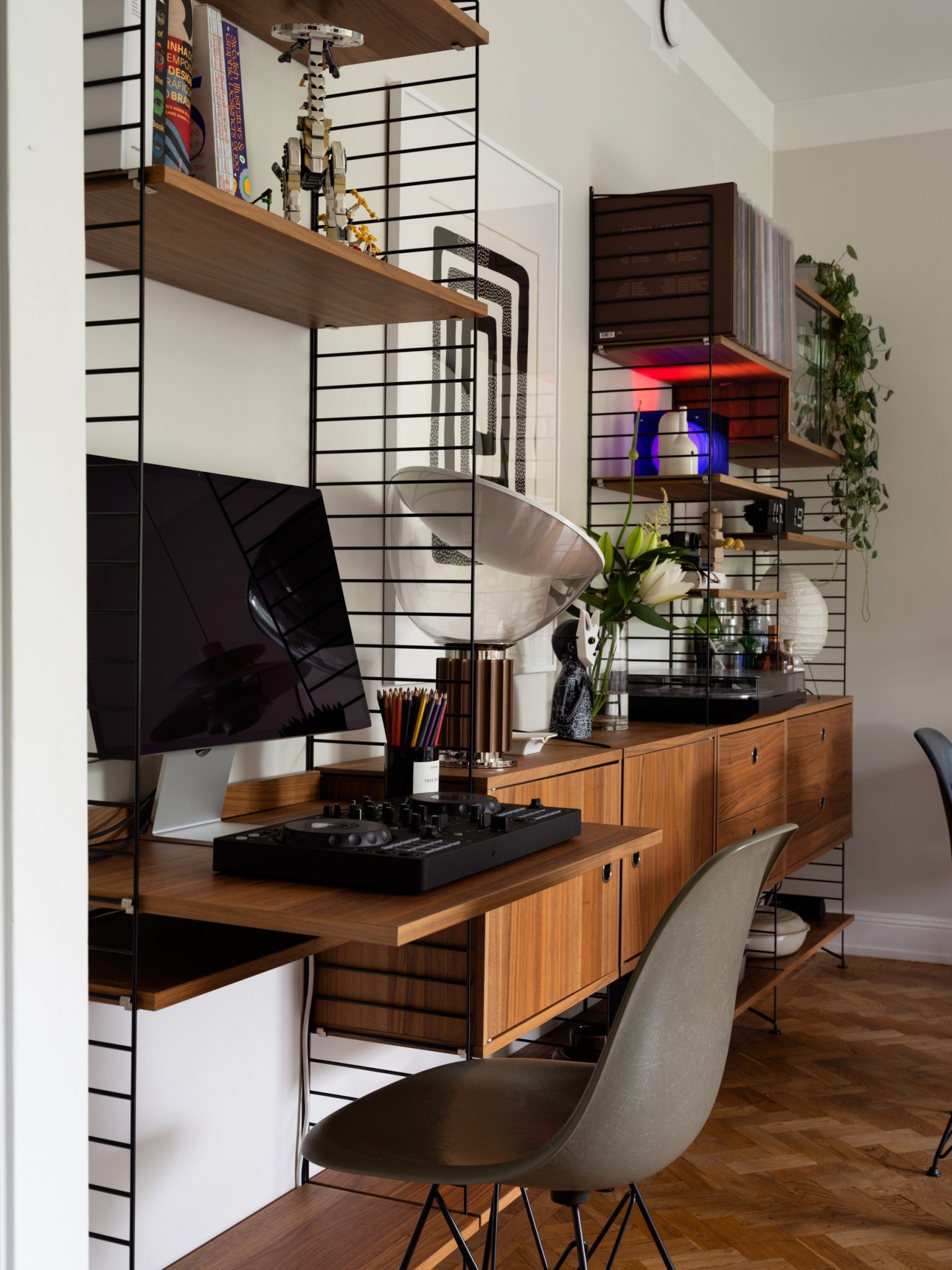 salon avec bureau String noyer style mid-century deux-pièces 43m2