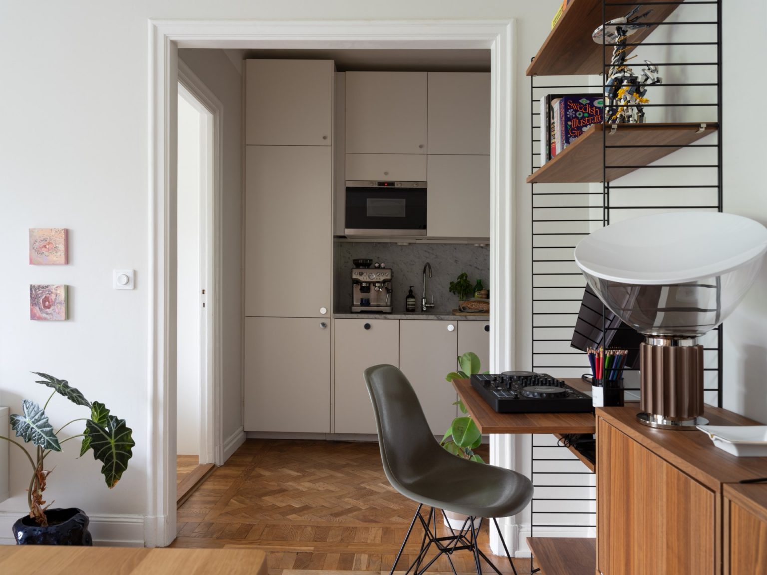 salon avec bureau String noyer style mid-century deux-pièces 43m2