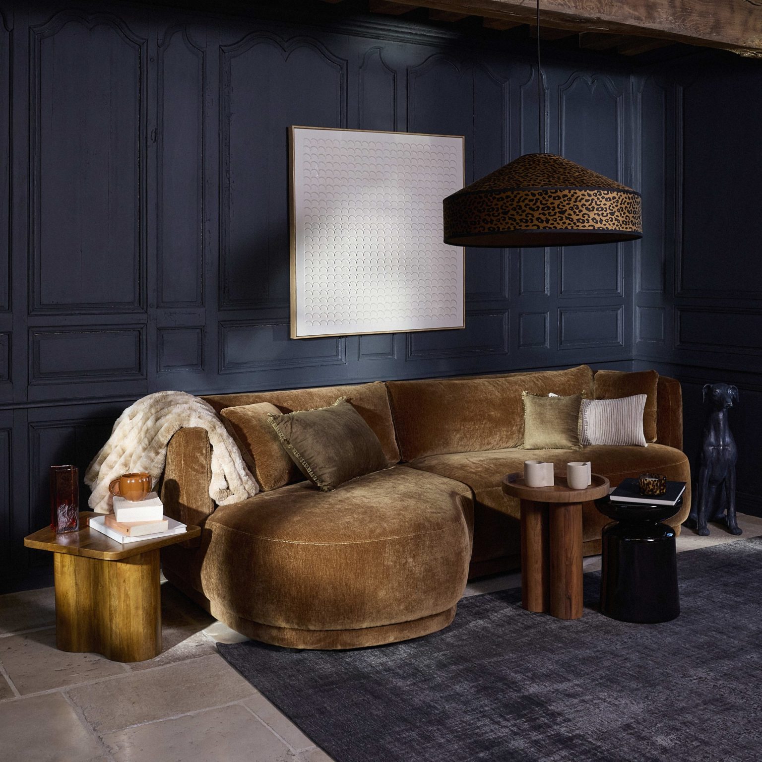 salon canapé velours bronze murs bleu marine décoration automne 2025