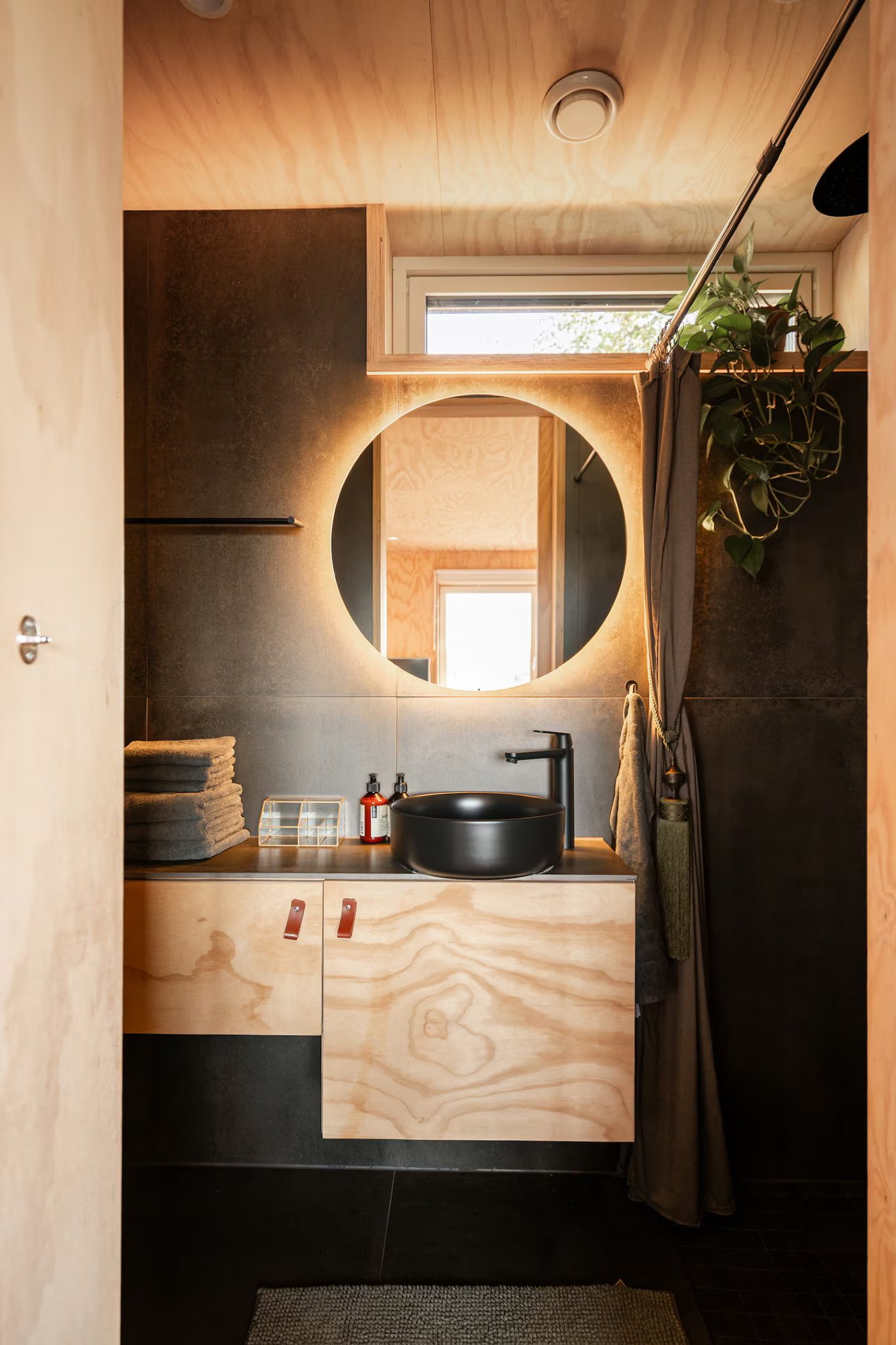 salle de bain bois et noir