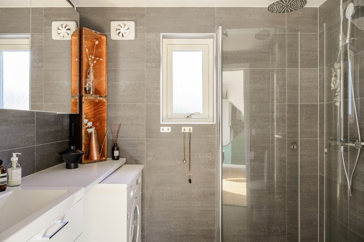 salle de bain moderne grise